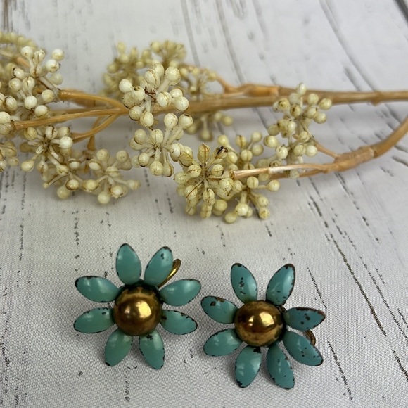 Vintage Blue Floral Screw Back Earrings - Picture 4 of 5